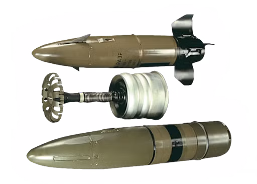 9M119M là một loại tên lửa chống tăng dẫn hướng lái bám chùm laser được bắn từ nòng pháo 125mm do Liên Xô phát triển. Đây là loại tên lửa sử dụng đầu nổ lõm kép luôn cho việc hạ gục xe tăng trang bị giáp phản ứng nổ ERA, vận tốc bay 800m/s, tầm bắn tối đa 5.000m. Ảnh: Quả đạn tên lửa 9M119M và liều phóng.