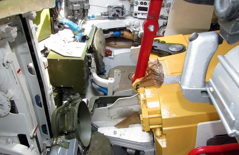 Với sức mạnh vượt trội của mình, thì một quả tên lửa 9M119M cũng không hề rẻ, giá niêm yết niêm 2019 của nó rơi vào khoảng 37.500 USD cho một quả tên lửa, mỗi phát phóng đi tương đương với việc chúng ta bắn một chiếc Mazda 6 đời 2019 hoặc một chiếc Mercedes A class về phía quân thù. Ảnh: Cận cảnh hệ thống nạp đạn tự động bên trong xe tăng T-90 và vị trí ngồi của pháo thủ.