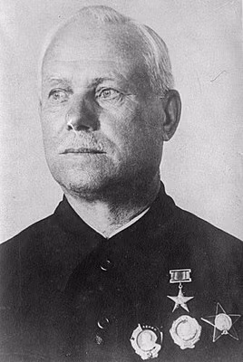 Năm 1929, nhà thiết kế lừng danh Vasily Degtyarev nhận nhiệm vụ chế tạo súng máy cỡ lớn đầu tiên của Liên Xô, có thể dùng để chống lại xe thiết giáp hạng nhẹ và máy bay bay ở độ cao tới 1.500 m. Ảnh: Nhà thiết kế vũ khí Liên Xô lừng danh Vasily Alekseevich Degtyarev - Nguồn: Wikipedia.