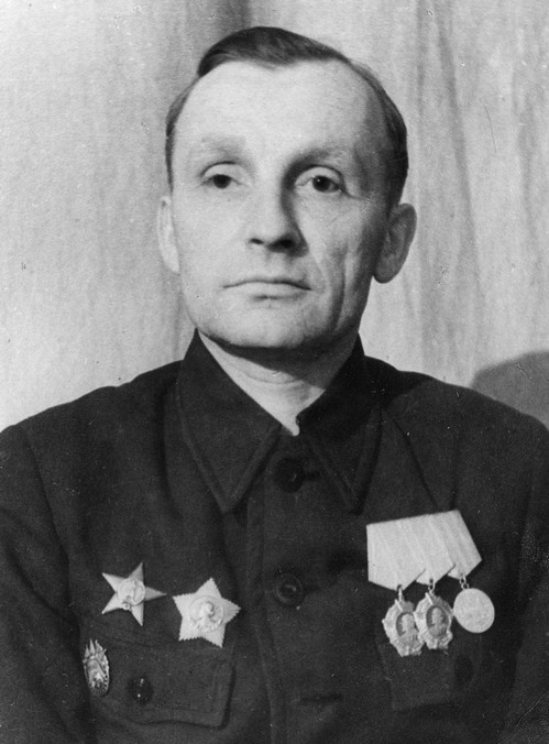 Với sự kết hợp giữa Degtyaryov và Shpagin, đã tạo ra một phiên bản súng máy hạng nặng hoàn toàn mới; tháng 12/1938, súng đã vượt qua các đợt thử nghiệm và chính thức đưa vào biên chế trong quân đội Liên Xô với tên gọi DShK-1938. Ảnh: Nhà thiết kế vũ khí Liên Xô Georgy Semenovich Shpagin (1897-1952) - Nguồn: Wikipedia.