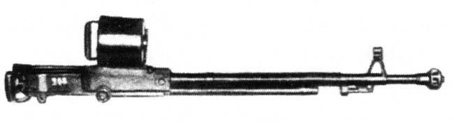 Tuy nhiên, qua các thử nghiệm cho thấy, khẩu DK không đáp ứng được kỳ vọng của quân đội; súng có trọng lượng lớn, cấu tạo phức tạp, hoạt động không ổn định và tốc độ bắn chậm, lại phải thường xuyên thay hộp tiếp đạn, do vậy mẫu súng này phải tiến hành sửa đổi theo yêu cầu của quân đội. Ảnh: Súng máy DK - Nguồn: Wikipedia.