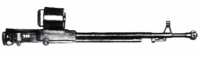 Tuy nhiên, qua các thử nghiệm cho thấy, khẩu DK không đáp ứng được kỳ vọng của quân đội; súng có trọng lượng lớn, cấu tạo phức tạp, hoạt động không ổn định và tốc độ bắn chậm, lại phải thường xuyên thay hộp tiếp đạn, do vậy mẫu súng này phải tiến hành sửa đổi theo yêu cầu của quân đội. Ảnh: Súng máy DK - Nguồn: Wikipedia.