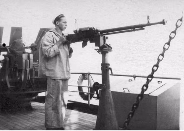 Không chỉ được trang bị các đơn vị phòng không của Hồng quân, DShK được lắp đặt đồng loạt trên các tháp pháo xe tăng, pháo tự hành và các đơn vị bộ binh cơ giới. Ảnh: Súng máy DShK lắp đặt trên tàu hải quân - Nguồn: Wikipedia.