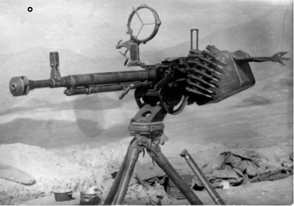 Việc sản xuất hàng loạt của súng máy DShK bắt đầu vào năm 1940, và được biên chế phổ biến trong Hồng quân; vào đầu cuộc chiến tranh Vệ quốc, đã có khoảng 800 khẩu DShK phục vụ trong Hồng quân. Ảnh: Súng máy DShK - Nguồn: Wikipedia.