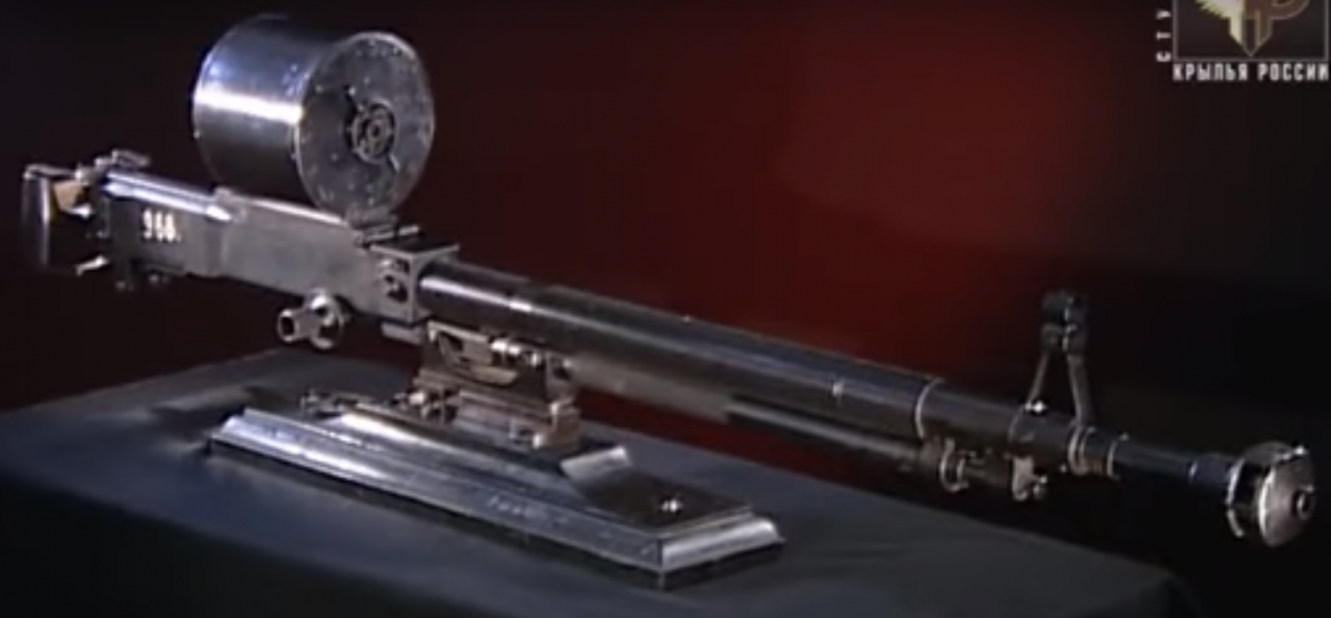 Kiểu súng máy này lúc đầu có tên gọi là Degtyaryov Krupnokalibernyi (đại liên DK) ra đời năm 1930. Súng máy DK được đưa vào sản xuất với số lượng hạn chế từ năm 1933, được gắn trên các xe bọc thép, xe tăng hạng nhẹ và một số tàu nhỏ của hải quân. Ảnh: Súng máy DK, tiền thân của khẩu DShK 12,7mm huyền thoại - Nguồn: Wikipedia.