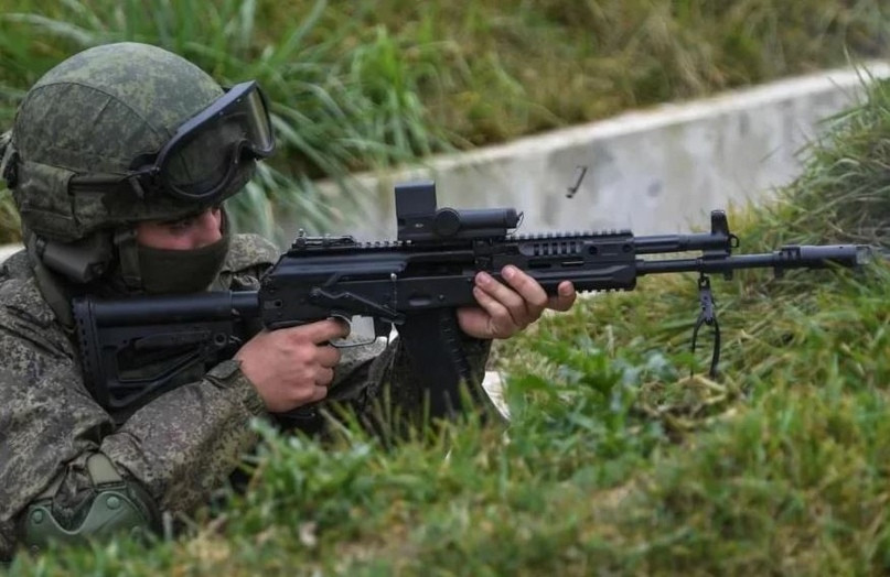 Đây không phải là lần đầu tiên người Nga thiết kế lại mẫu vũ khí của mình để sử dụng loại đạn của NATO. Vì vậy, súng máy hạng nhẹ RPK-16, súng trường AK-12/15 và bản nòng ngắn là AK-12K/15K cũng sẽ đều có phiên bản điều chỉnh phù hợp với NATO mà chính ví dụ đây là mẫu AK-19. Ảnh: Binh sĩ Nga với một khẩu AK-12.