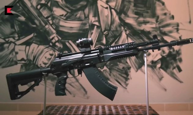 Trong khi đó, về mẫu AK-15 sử dụng cỡ đạn 7.62x39mm thì lại vô cùng thích hợp cho những nước đang sử dụng nhiều súng AK-47 đã cũ nhưng cần tìm kiếm một mẫu mới thay thế hợp lý, khi mà các mẫu như AK-103 lại không đáp ứng được yêu cầu, còn lựa chọn mẫu của nước khác Nga thì lại tốn công huấn luyện lại cho binh sĩ. Ảnh: Súng trường tấn công AK-15