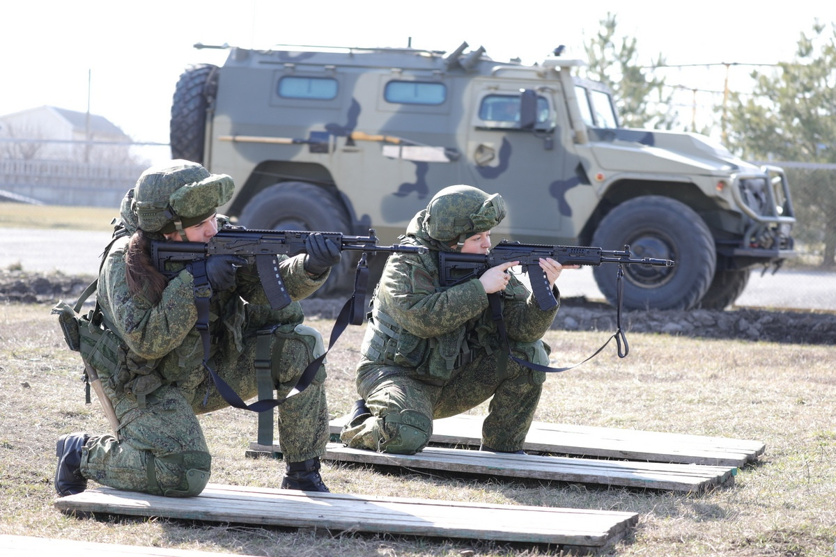 Ngoài ra, nó còn có thể hướng đến những khách hàng là quân đội các quốc gia có thiện cảm với Nga nhưng vẫn đang sử dụng cỡ đạn 5.56x45mm NATO thì đây sẽ là một phương án hay vừa phát triển quan hệ với Nga nhưng vẫn duy trì mặt thống nhất về hậu cần như các nước ở Trung Đông, Đông Nam Á, Nam Mỹ,.. Ảnh:Lính Nga huấn luyện với AK-12