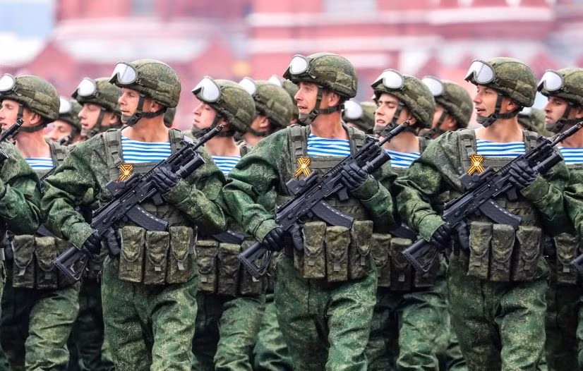 Phải nói thêm rằng, AK-12 là mẫu súng trường mới do hãng KC phát triển trong khuôn khổ chương trình Ratnik làm trang bị tiêu chuẩn cho chiến binh tương lai của quân đội Nga. Súng đã chính thức được chấp nhận đi vào phục vụ từ năm 2018, ngoài ra đã được xuất khẩu cho Qatar. Ảnh: Binh sĩ Nga với súng trường tấn công AK-12 trong một lễ duyệt binh.