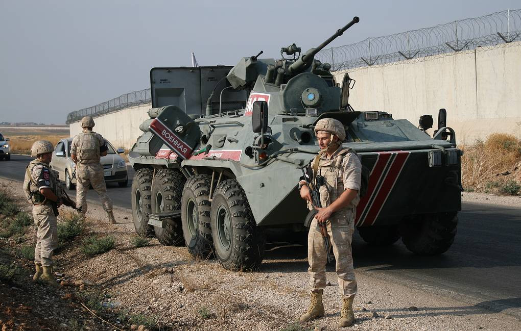 Thân xe BTR-82A có thể chống được đạn súng máy 7,62mm, trong đó giáp trước chống được đạn xuyên thép 12,7mm. Một điểm đáng chú ý khác là thiết kế đáy xe dạng V-hull giúp chống lại các loại thiết bị nổ tự tạo (IED) và mìn.