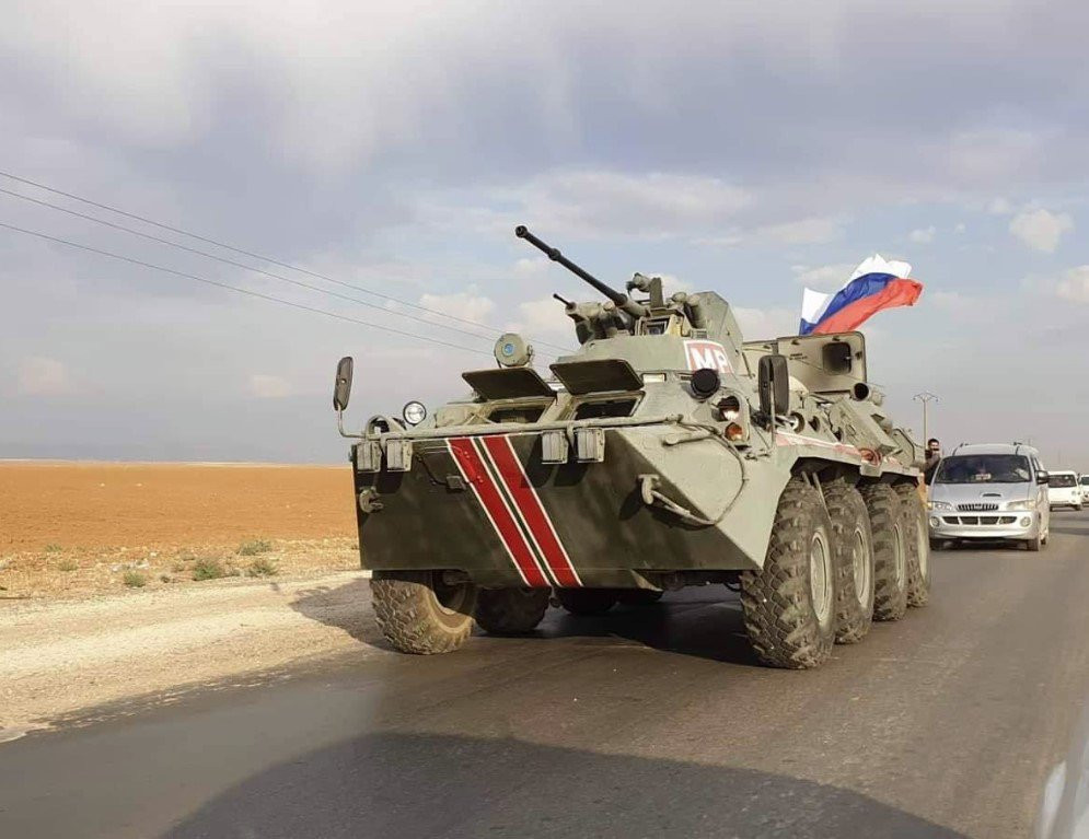 Hệ thống treo của BTR-82A cũng được tùy biến để hấp thụ và làm chệch hướng lực xuyên phá từ các vụ nổ để hạn chế tối đa thương vong cho kíp xe khi bị đánh bom hoặc trúng mìn. Khi tham chiến ở Syria, BTR-82A đã chứng minh khả năng kháng mìn rất tốt khi bảo vệ an toàn cho kíp chiến đấu quân cảnh Nga khi đang tuần tra trên đường cao tốc M4 thì bị phiến quân đánh bom khiến xe bị hất văng ra khỏi đường.