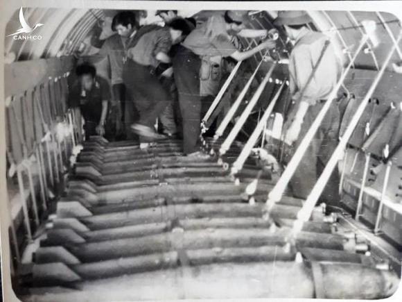 Ảnh: Số lượng lớn bom Mk-82 bên trong thân máy bay An-26. Do bản thân vốn là 1 máy bay vận tải nên các quả bom Mk-82 bên trong thân An-26 cần phải chằng buộc một cách kỹ càng và sẽ được thả ra từ cửa hậu của máy bay.