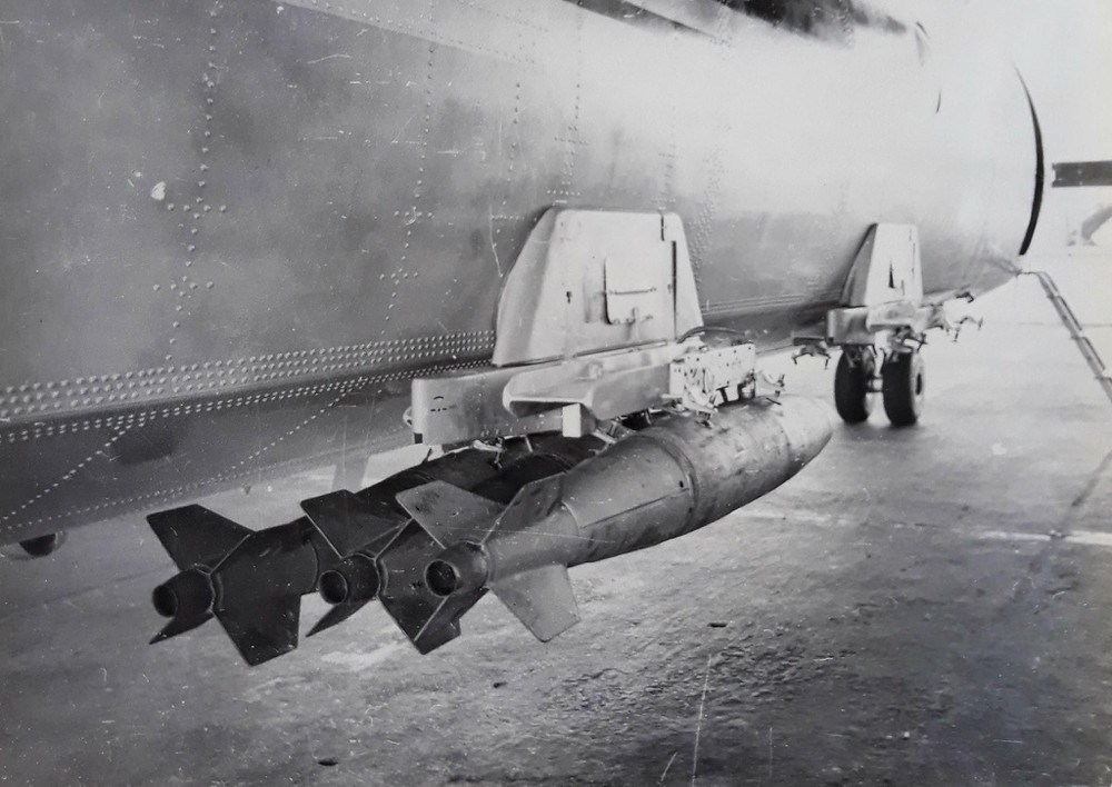 Không những được sử dụng bởi Không lực Mỹ, không quân nhân dân Việt Nam cũng đã có kinh nghiệm sử dụng loại bom này. Trong giai đoạn giữa những năm 1980, giữa yêu cầu cần một mẫu máy bay ném bom chuyên dụng trong nhiệm vụ công kích Khmer Đỏ tại chiến trường Campuchia, Việt Nam đã cho cải biên ít nhất 7 chiếc vận tải cơ An-26 để mang bom Mk-82. Ảnh: Giá treo bom Mk-82 bên ngoài chiếc An-26 của Không quân Việt Nam.