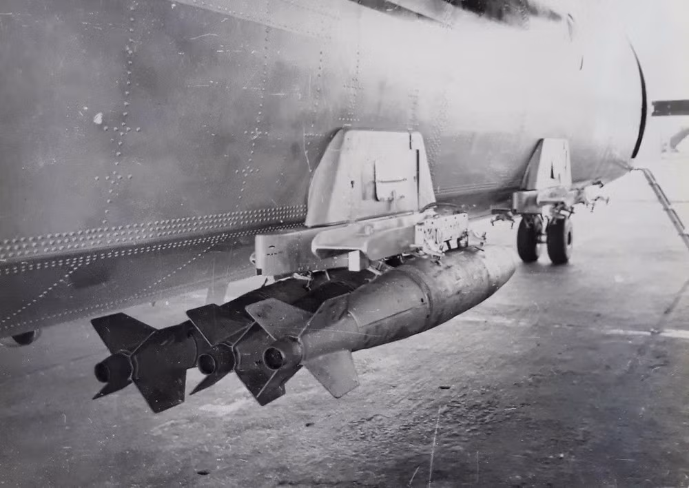 Không những được sử dụng bởi Không lực Mỹ, không quân nhân dân Việt Nam cũng đã có kinh nghiệm sử dụng loại bom này. Trong giai đoạn giữa những năm 1980, giữa yêu cầu cần một mẫu máy bay ném bom chuyên dụng trong nhiệm vụ công kích Khmer Đỏ tại chiến trường Campuchia, Việt Nam đã cho cải biên ít nhất 7 chiếc vận tải cơ An-26 để mang bom Mk-82. Ảnh: Giá treo bom Mk-82 bên ngoài chiếc An-26 của Không quân Việt Nam.