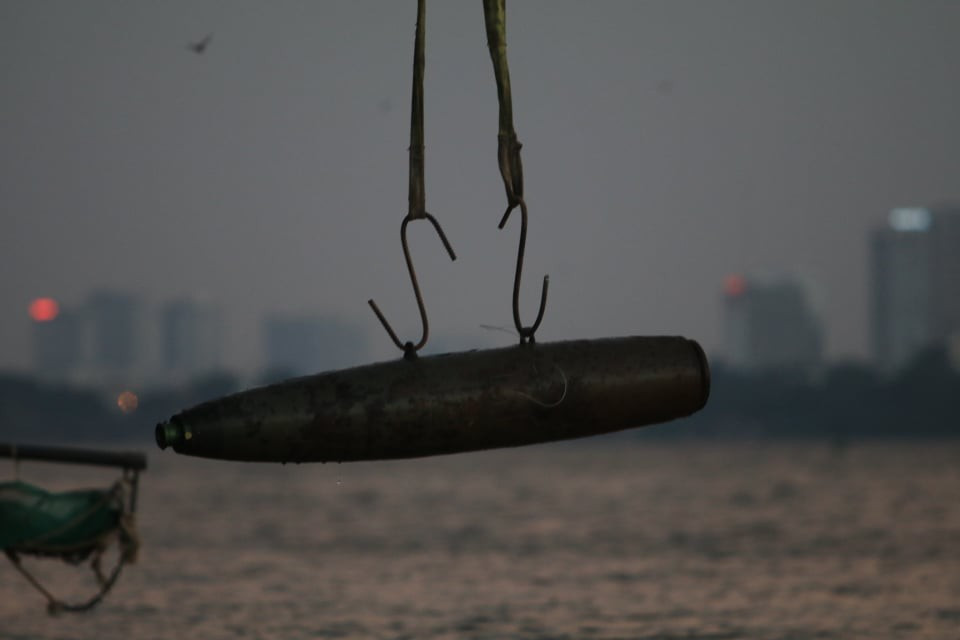 Quả bom được phát hiện cách thượng lưu cầu Long Biên khoảng 800m, nằm sâu 2m tại km 183 800, cách tim luồng thủy khoảng 30m, thuộc địa phận phường Ngọc Thụy, quận Long Biên, Hà Nội. Ảnh: Cận cảnh quả bom được vớt lên từ đáy sông - Nguồn: Hải Nam