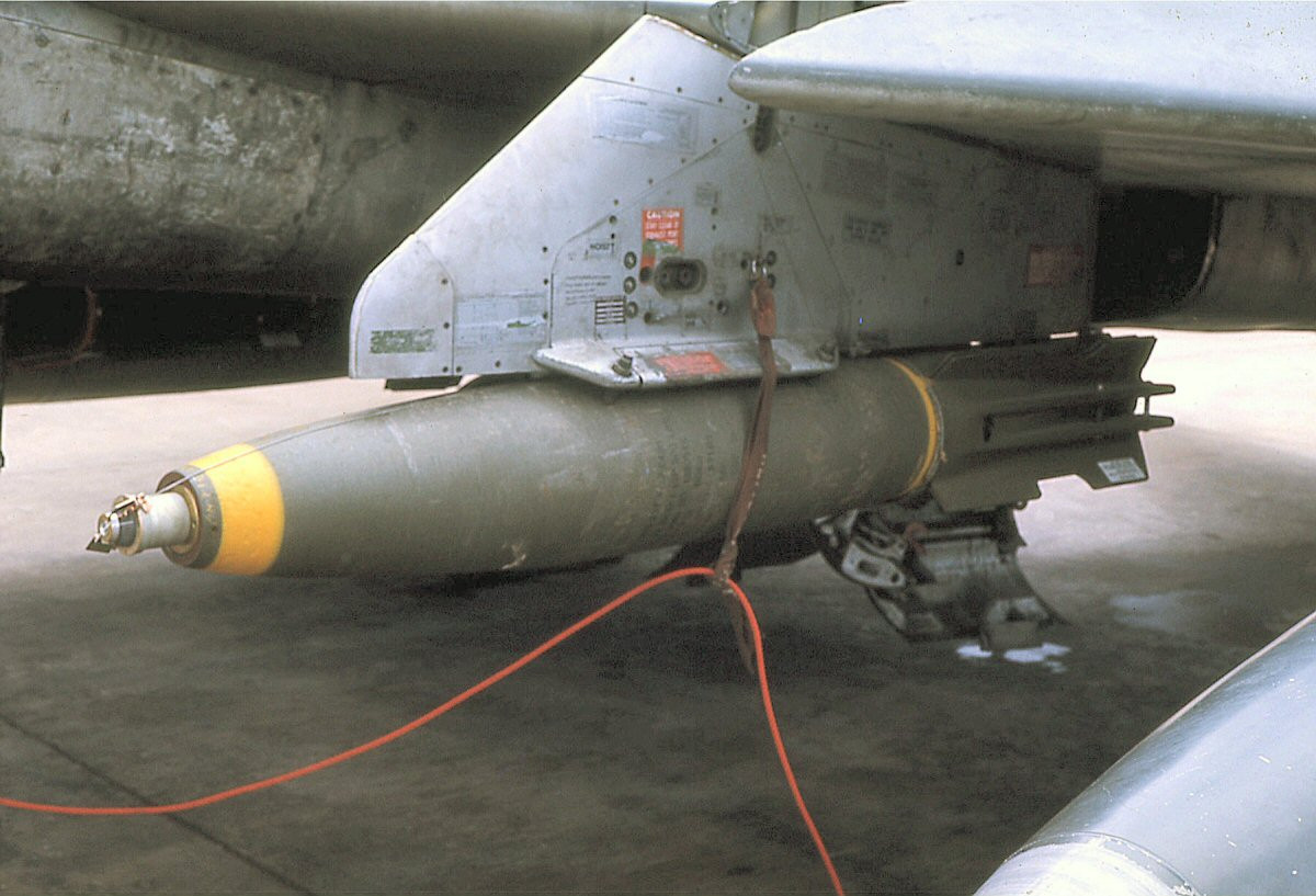 Qua hình ảnh được công bố, chúng ta có thể dễ dàng nhận ra đây là loại bom Mk-82 được Mỹ sử dụng rất phổ biến trong chiến tranh Việt Nam và quả bom vừa được trục vớt là một trong những quả bom mà không lực Hoa Kỳ đã ném xuống thành phố Hà Nội trong những năm tháng ác liệt đó. Ảnh: Một quả bom Mk-82 trên giá treo của máy bay.