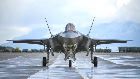 F-35 Lightning II được kết hợp giữa tính năng tàng hình tiên tiến, với tốc độ, khả năng siêu cơ động; hệ thống cảm biến hiện đại, hợp nhất; khả năng truyền và chia sẻ dữ liệu giữa các máy bay với các phương tiện trinh sát mặt đất, trên không và cả trên vũ trụ; mang đến cho phi công lợi thế trên tất cả các đối thủ. Ảnh: Tiêm kích F-35A - Nguồn: Wikipedia.
