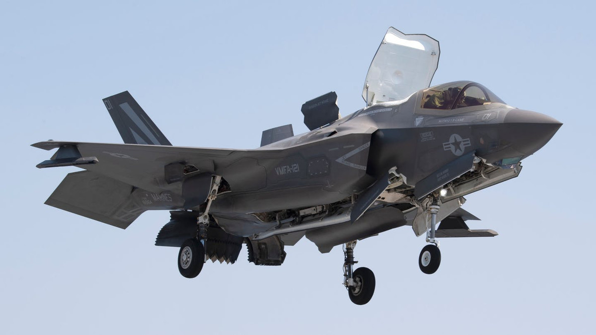 Phiên bản F-35B có thân hình "béo hơn" và lớn hơn so với A và C; đây là do tích hợp của quạt nâng. Về hình dáng khí động học, do kích thước bề mặt trước của F-35B lớn hơn, do vậy chịu nhiều lực cản và đương nhiên sự cơ động không thể sánh với F-35A. Ảnh: Máy bay chiến đấu F-35B đang hạ cánh - Nguồn: Wikipedia. 