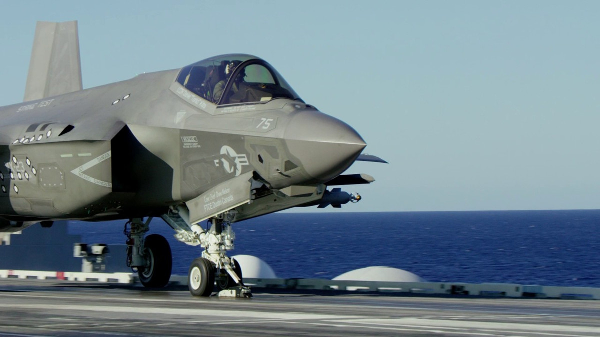 F-35C cơ bản giống như phiên bản F-35A, nhưng càng máy bay được gia cường để chịu được lực phóng của máy phóng trên tàu sân bay, bánh trước là bánh đôi; có móc cáp hãm đà và cánh lớn hơn 2 phiên bản A, B; có thể gập lại được, để tiện cất giữ trong các hầm chứa máy bay của tàu sân bay. Ảnh: Máy bay chiến đấu F-35C đang thử nghiệm trên tàu sân bay - Nguồn: Hải quân Mỹ.