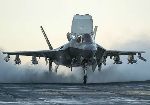 F-35B là loại cất cánh đường băng ngắn và hạ cánh thẳng đứng; phát triển cho lực lượng thủy quân lục chiến. Đây là phiên bản phát triển gặp nhiều rào cản kỹ thuật nhất trong 3 phiên bản và cũng có giá thành đắt nhất trong 3 phiên bản. Ảnh: Máy bay chiến đấu F-35B - Nguồn: Wikipedia.