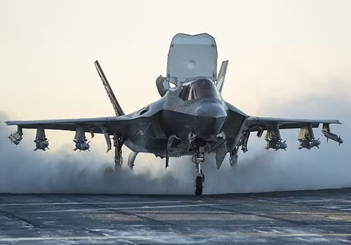 F-35B là loại cất cánh đường băng ngắn và hạ cánh thẳng đứng; phát triển cho lực lượng thủy quân lục chiến. Đây là phiên bản phát triển gặp nhiều rào cản kỹ thuật nhất trong 3 phiên bản và cũng có giá thành đắt nhất trong 3 phiên bản. Ảnh: Máy bay chiến đấu F-35B - Nguồn: Wikipedia.