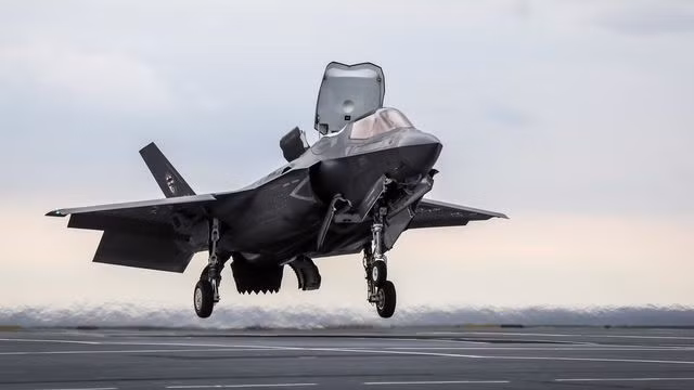 F-35 là là tên gọi chung cho tất cả 3 phiên bản; tất cả các phiên bản đều là loại một chỗ ngồi, có thể hoạt động trong mọi điều kiện thời tiết. Trong đó biến thể F-35A cất và hạ cánh thông thường (CTOL); biến thể F-35B cất cánh đường băng ngắn và hạ cánh thẳng đứng (STOVL); biến thể F-35C dùng trên tàu sân bay (CV). Ảnh: Máy bay chiến đấu F-35B - Nguồn: Wikipedia.