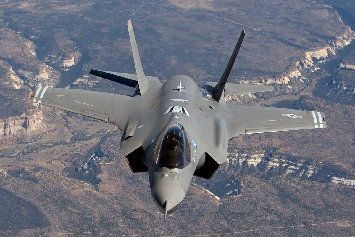 F-35A được thiết kế với nhiệm vụ chiếm ưu thế trên không, tiến công các mục tiêu mặt đất của đối phương; với tính năng tàng hình, F-35A có thể thâm nhập những khu vực có lực lượng phòng không mạnh của đối phương và là biến thể duy nhất có pháo bên trong thân máy bay. Ảnh: Máy bay chiến đấu F-35A - Nguồn: Wikipedia.