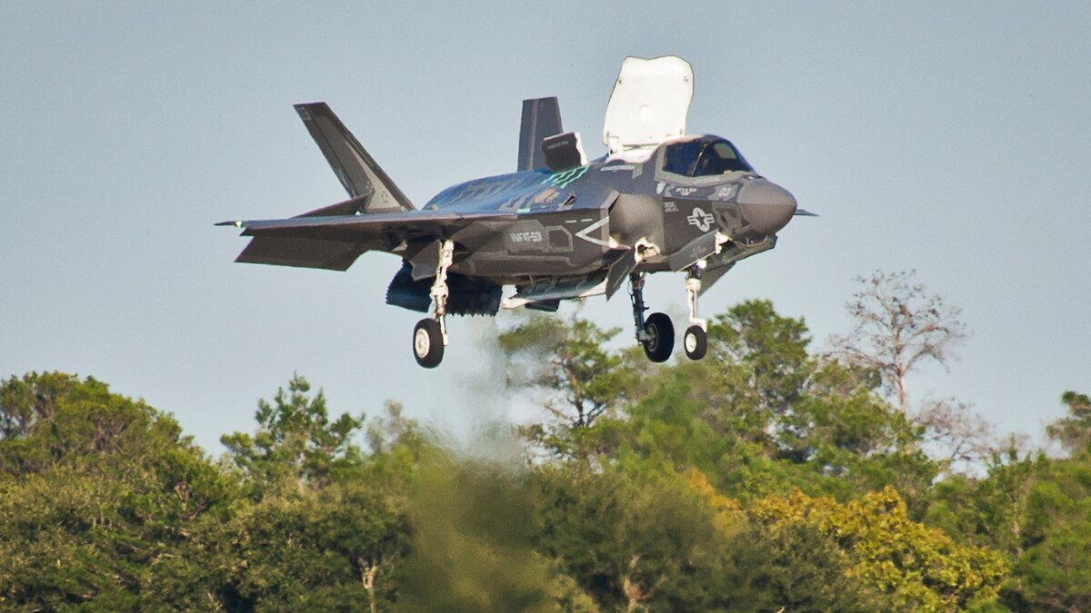 Chính cũng do lực cản của F-35B tăng, làm cho khả năng tăng tốc cũng như biến tốc chậm hơn so với phiên bản A/C; thực tế chiếc F-35B mất thêm khoảng 18 giây nữa để tăng tốc từ Mach 0.8 lên Mach 1.2 so với chiếc F-35A. Ảnh: Máy bay chiến đấu F-35B đang hạ cánh - Nguồn: Wikipedia.