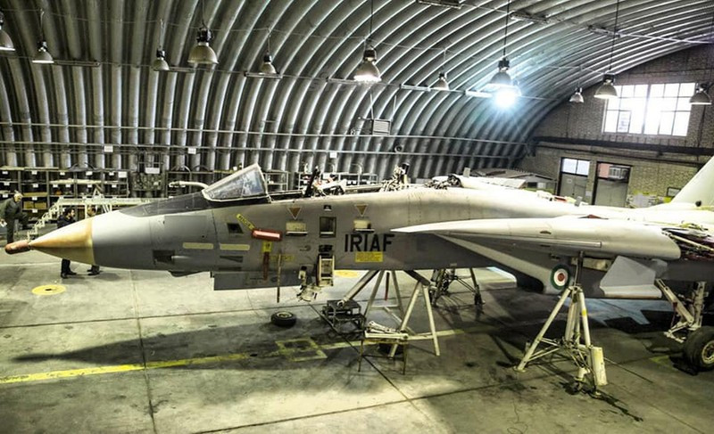 Việc quyết định tiêu hủy tất cả số F-14 Tomcat được xem là một biện pháp phòng vệ của Mỹ; tuy nhiên nhiều người hâm mộ loại máy bay này mong rằng, nếu chúng được tặng cho viện bảo tàng thì sẽ tốt hơn. Ảnh: Một xưởng nâng cấp máy bay F-14 của Iran - Nguồn: Fars.