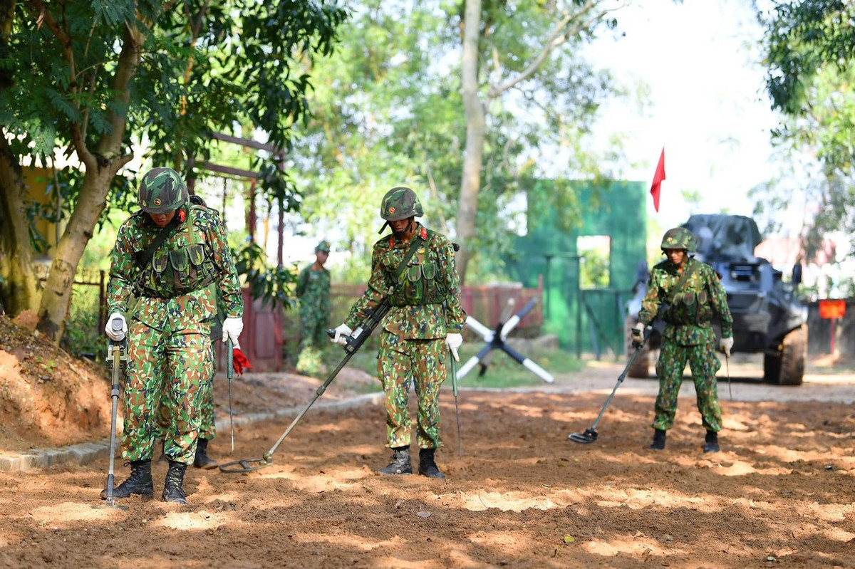 Tiếp nối những thành công vang dội tại kỳ Hội thao quân sự ARMY Games 2019, năm 2020 này, cán bộ chiến sĩ của Đội tuyển Công binh đã cố gắng tập luyện sát với tình huống, nội dung thi. Cộng với đó là sự tạo điều kiện và đầu tư mạnh mẽ của Chỉ huy Binh chủng, đã xây dựng thao trường, bãi tập tại Lữ đoàn 299 tương đồng tối đa với thao trường sẽ tổ chức phần thi trên nước bạn. Ảnh: Đội Công binh xung kích thực hiện rà phá bom mìn trên tuyến đường khi ngờ - Nguồn: QĐND