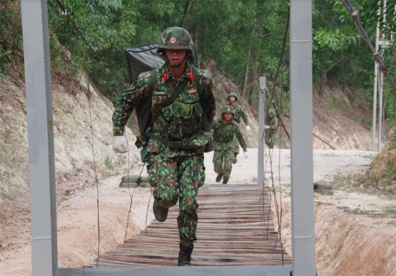 Bên cạnh các vận động viên đã có kinh nghiệm thực tế từ Hội thao năm ngoái, năm nay, Đội tuyển vẫn tiếp tục bổ sung các chiến sĩ mới đủ năng lực, điều kiện vào đội hình thi đấu, đảm bảo sự luôn phiên thay đổi thế hệ vận động viên qua các năm. Ảnh: Tiểu đội công binh xung kích thực hiện nội dung vượt cầu treo - Nguồn: QĐND.