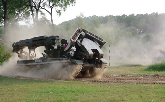 Các xe công binh IMR-2M sẽ thực hiện nhiệm vụ phá dỡ các vật cản theo yêu cầu khắt khe của nội dung khi bằng tay cần cẩu lắp đặt phía sau và san ủi mặt bằng bằng lưỡi ủi ở phía trước xe. Ảnh: Xe công binh IMR-2M thực hiện nội dung huấn luyện - Nguồn: QĐND