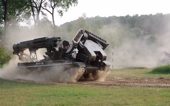 Các xe công binh IMR-2M sẽ thực hiện nhiệm vụ phá dỡ các vật cản theo yêu cầu khắt khe của nội dung khi bằng tay cần cẩu lắp đặt phía sau và san ủi mặt bằng bằng lưỡi ủi ở phía trước xe. Ảnh: Xe công binh IMR-2M thực hiện nội dung huấn luyện - Nguồn: QĐND