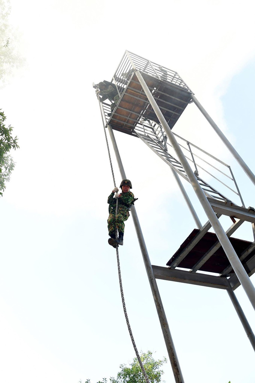 Những nội dung phần thi đòi hỏi sức khỏe của người chiến sĩ rất cao, đồng thời là sức bền và độ dẻo dai cực tốt, tốc độ nhanh. Ảnh: Chiến sĩ thực hiện đu dây từ trên cao xuống (giả định đu dây từ trực thăng) - Nguồn: QĐND.