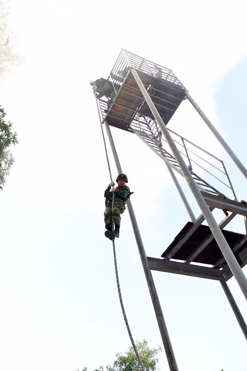 Những nội dung phần thi đòi hỏi sức khỏe của người chiến sĩ rất cao, đồng thời là sức bền và độ dẻo dai cực tốt, tốc độ nhanh. Ảnh: Chiến sĩ thực hiện đu dây từ trên cao xuống (giả định đu dây từ trực thăng) - Nguồn: QĐND.