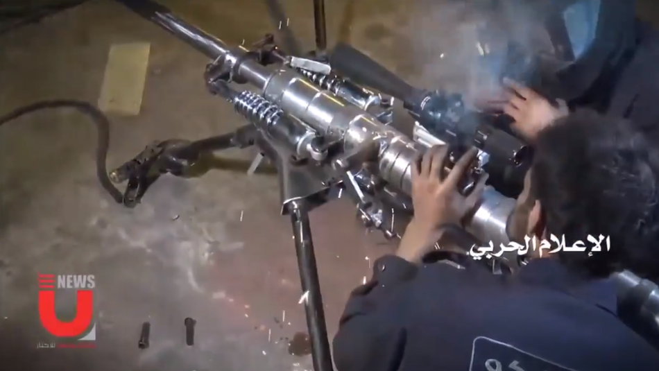 Còn đây là một khẩu súng "siêu bắn tỉa", có cỡ nòng đến 30 mm; để chống lại lực giật hậu cự lớn của khẩu súng, "nhà thiết kế" phải chế bộ phận "hãm lùi" như của khẩu pháo; thiết bị hãm lùi được tận dụng từ bộ giảm sóc sau của một chiếc xe máy.