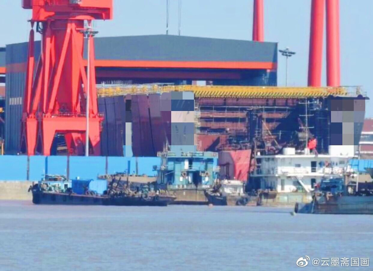 Dù có nhiều thông tin cho rằng chiếc CVN-18 Type 003 này sẽ chạy bằng năng lượng hạt nhân tuy nhiên cho đến tận bây giờ vẫn chưa có bất cứ hình ảnh hay thông tin chính xác nào xác nhận và khả năng cao là tàu vẫn sẽ chạy bằng năng lượng thông thường. Ảnh: Cận cảnh các khối module của Type 003 hồi tháng 1 năm nay.