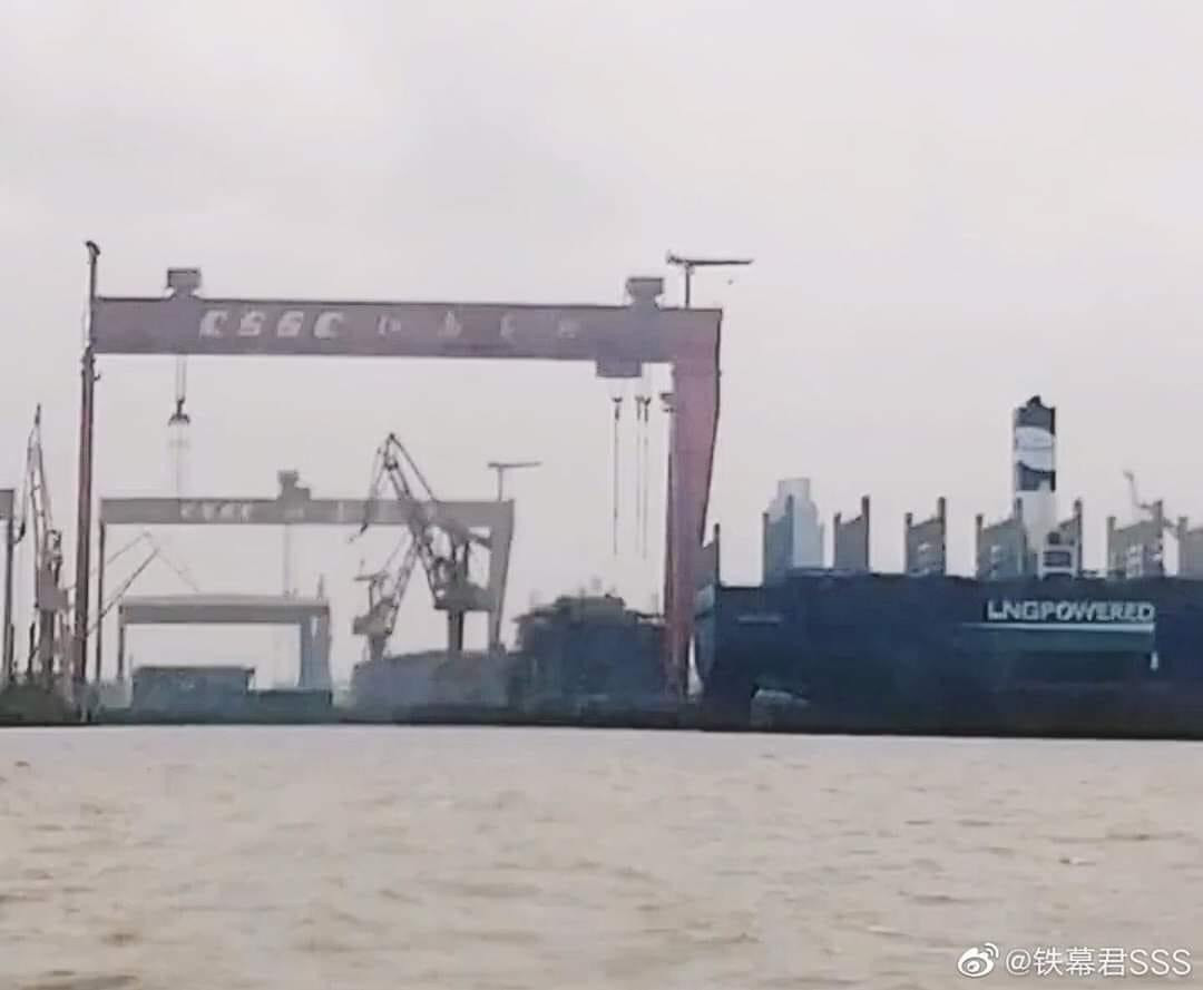 Với sự biến mất bí ẩn của chiếc tàu sân bay khổng lồ, các nhà phân tích đã theo dõi rất sát sao vụ việc và cuối cùng, sau hơn một tháng, tung tích của Type 003 cũng hé lộ. Con tàu được tìm thấy trong một ụ khô, cách không xa xưởng chế tạo ban đầu. Ảnh: Hình ảnh mới nhất về Type 003 xuất hiện trở lại.