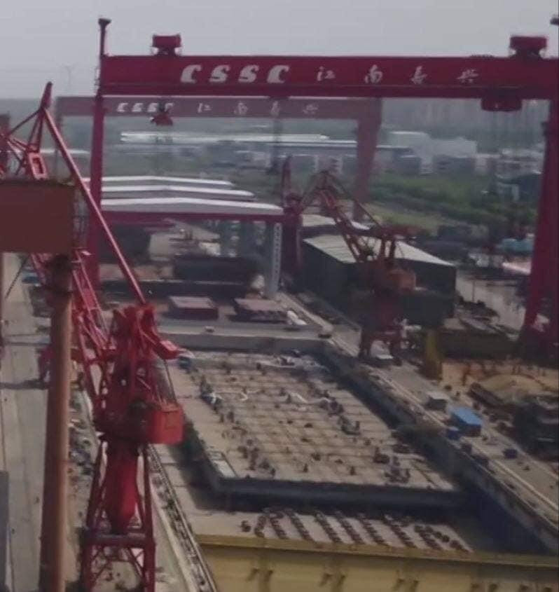 Có thể nói rằng, việc các nhà quan sát quốc tế theo dõi sát sao Type 003 cũng nói lên tầm quan trọng của dự án này. Nó sẽ giúp Trung Quốc trở thành một lực lượng hải quân nước xanh thực thụ với khả năng triển khai số lượng máy bay rất lớn, chỉ thua kém hàng không mẫu hạm của Mỹ và vượt trội toàn bộ các hàng không mẫu hạm hiện nay trên thế giới. Đây cũng là một mối lo đối với Mỹ khi vị trí siêu cường đang bị đe dọa cũng như các nước đang có xung đột trên biển với Trung Quốc phải dè chừng hơn nữa. Ảnh: Module tàu Type 003 hồi tháng 4 năm nay. Video Mỹ điều hai tàu sân bay đến Biển Đông - Nguồn: VTC NOW