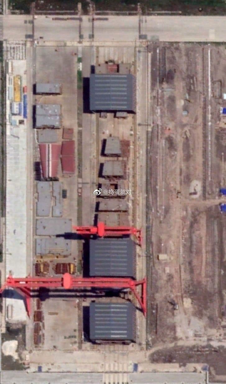 Chiếc hàng không mẫu hạm mới này của Hải quân Trung Quốc được cho là có lượng giãn nước hơn 80.000 tấn, với khả năng mang theo tới hơn 70 máy bay các loại, bằng số lượng máy bay của cả hai tàu sân bay đang hoạt động trong Hạm đội Trung Quốc hiện nay. Bên cạnh đó nó cũng áp dụng những công nghệ tiên tiến nhất hiện nay như máy phóng điện từ và mặt boong phẳng giống với các tàu sân bay Mỹ thay vì kiểu nhảy cầu như các tàu hệ Liên Xô. Ảnh: Các khối module của tàu sân bay Type 003.