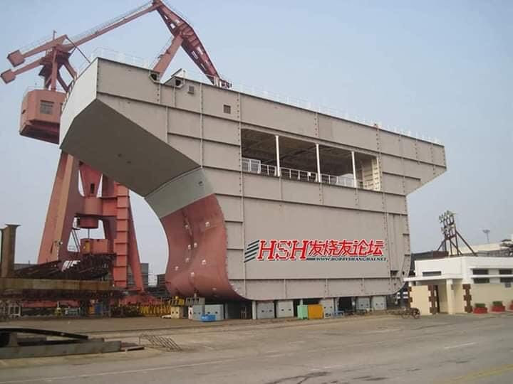 Tàu hiện đang được đóng tại nhà máy đóng tàu ở Giang Nam, Thượng Hải. Các moldun của Type 003 đã hoàn thành và đang được lắp ráp vào với nhau, tương lai không xa thân tàu sẽ lộ diện một cách hoàn chỉnh. Ảnh: Một trong những khối modulee khổng lồ đầu tiên của tàu sân bay Type 003.
