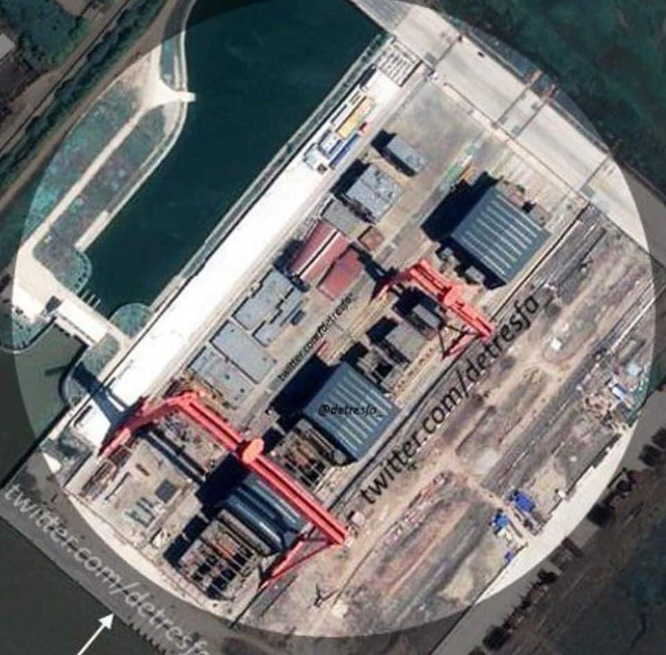 Với nền công nghiệp đóng tàu phát triển, Trung Quốc đã cho ra lò một số lượng vô cùng lớn tàu chiến chỉ trong một thập kỷ qua, giúp hải quân nước này có một cú chuyển mình rõ rệt. Đặc biệt, khi chiếc hàng không mẫu hạm số 2 của Trung Quốc - chiếc CVN-17 Sơn Đông chỉ vừa gia nhập biên chế Hạm đội Nam Hải không lâu, những hình ảnh về chiếc tàu sân bay số 3 càng ngày càng rõ nét khiến người ta cũng ái ngại về sức mạnh của Hải quân nước này ngày một gia tăng chóng mặt. Ảnh: Vị trí tàu Type 003 hồi tháng 4 năm nay.