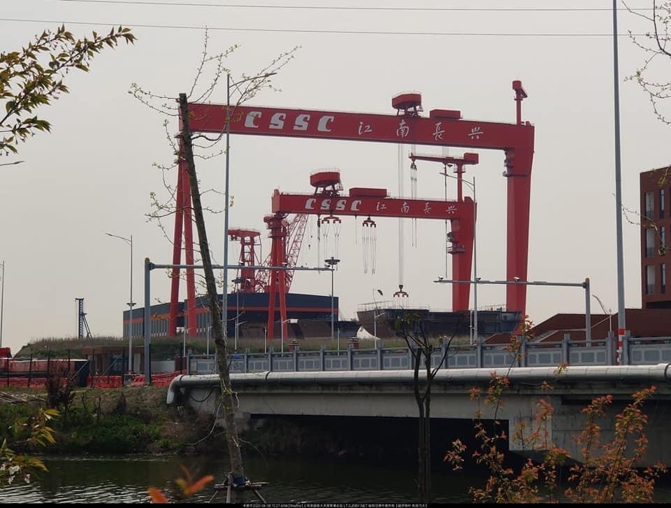 Đây được cho là nguyên nhân của sự biến mất bí ẩn tàu sân bay Type 003. Con tàu được đưa đi một cách cực kỳ kín tiếng nhân ngày trời âm u, các đám mây đẽ che phủ khu vực khiến hình ảnh vệ tinh không thể phát hiện ra thời điểm và vị trí chiếc hàng không mẫu hạm di chuyển đang ở đâu. Ảnh: Hình ảnh về các module tàu Type 003 hồi tháng 4.