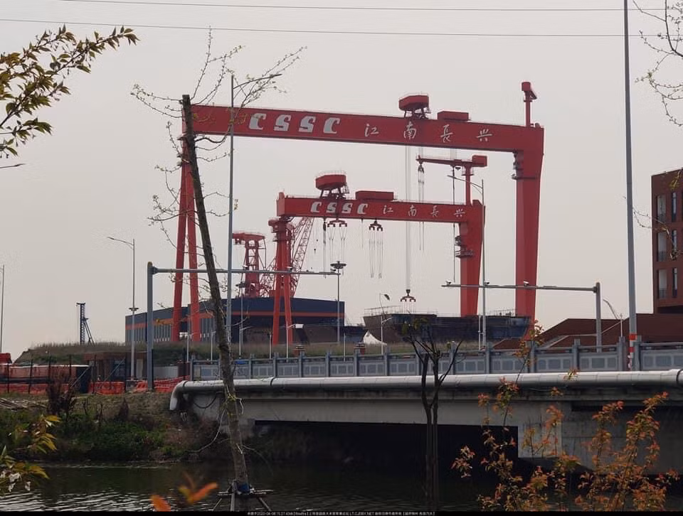 Đây được cho là nguyên nhân của sự biến mất bí ẩn tàu sân bay Type 003. Con tàu được đưa đi một cách cực kỳ kín tiếng nhân ngày trời âm u, các đám mây đẽ che phủ khu vực khiến hình ảnh vệ tinh không thể phát hiện ra thời điểm và vị trí chiếc hàng không mẫu hạm di chuyển đang ở đâu. Ảnh: Hình ảnh về các module tàu Type 003 hồi tháng 4.