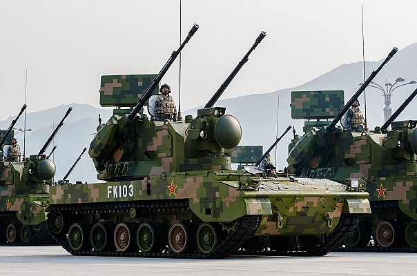 Vì sao Trung Quốc quay trở lại lựa chọn 25 mm làm cỡ nòng cho pháo cao xạ tự hành bánh lốp thế hệ mới? Lý do là khi nghiên cứu phát triển pháo cao xạ tự hành 35 mm hai nòng lắp trên khung gầm thiết giáp bánh lốp 8x8, nhưng do khả năng chịu tải của khung gầm bánh lốp có hạn, nên không thể đặt trực tiếp lên trên đó tháp pháo cao xạ tự hành 35 mm hai nòng kiểu bánh xích. Ảnh: Pháo phòng không tự hành bánh xích Type PZG-09 - Nguồn: Wikipedia.