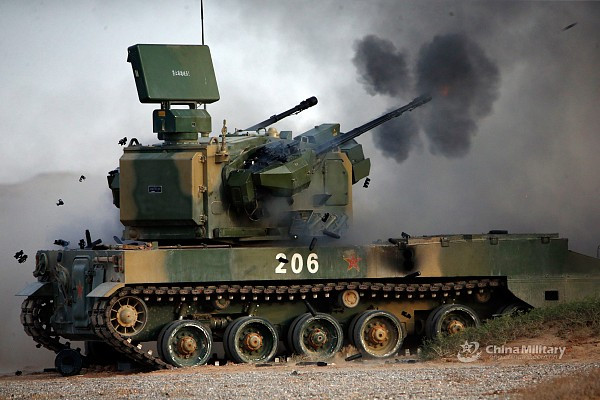 Sau nhiều làn cân nhắc, Trung Quốc đã lựa chọn pháo 35 mm một nòng, nhưng sử dụng thiết bị nạp đạn xoay, cho tốc độ bắn từ 1.000 đến 1.100 phát/phút; tốc độ bắn như vậy không hề kém pháo tự hành Type PZG-09 hai nòng. Ảnh: Pháo phòng không tự hành bánh xích Type PZG-09 - Nguồn: Wikipedia.