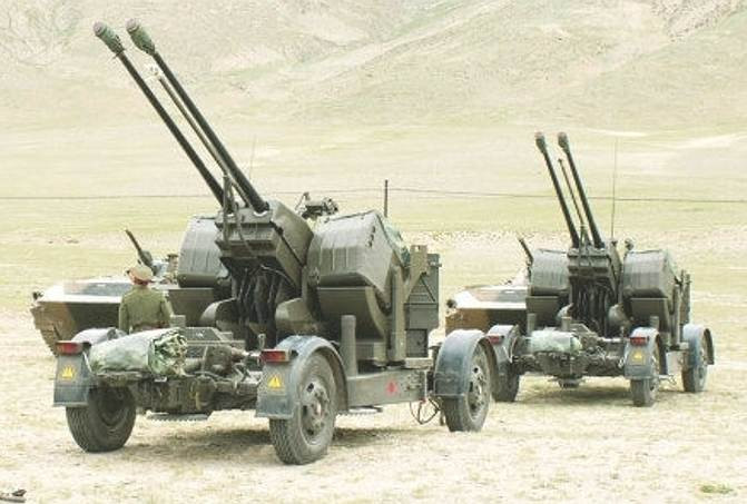 . Lữ đoàn hợp thành hạng trung của Lục quân Trung Quốc tại sao lại muốn sở hữu pháo cao xạ tự hành lắp trên khung gầm bánh lốp, trong khi khả năng phòng không hoàn toàn không bằng pháo 35 mm? Nguyên nhân chính là do chiến thuật phòng không dã chiến của Lục quân Trung Quốc đã có nhiều thay đổi. Ảnh: Pháo phòng không Type 90 mà Trung Quốc sao chép trực tiếp mẫu GDF-003 của Oerlikon - Nguồn: Wikipedia.