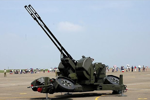 Trong thời kỳ còn quan hệ "trăng mật" với phương Tây, Trung Quốc đã tận dụng tranh thủ mối quan hệ đang tốt đẹp, mua hệ thống pháo cao xạ hai nòng 35 mm kiểu xe kéo của Công ty Oerlikon Thụy Sỹ, có tính năng hơn hẳn loại pháo phòng không 37mm hiện có trong biên chế chính của Quân đội Trung Quốc. Ảnh: Pháo phòng không GDF-002 35mm của Oerlikon - Nguồn: Wikipedia.