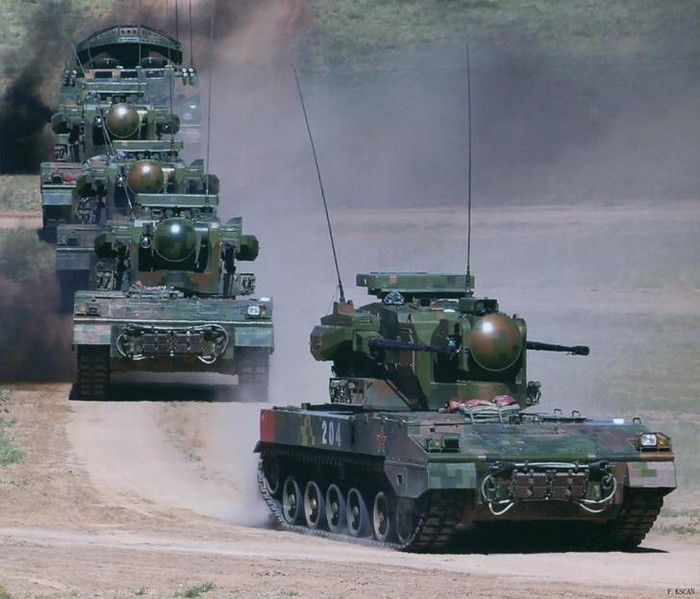 Ba là, khi định hình pháo này, Lục quân Trung Quốc vẫn còn có một số tranh cãi về sứ mệnh tác chiến của lực lượng thiết giáp bánh lốp. Tuy nhiên, sau khi cải cách quân đội, lữ đoàn hợp thành hạng trung của lục quân, trang bị xe thiết giáp bánh lốp, đã trở thành lực lượng chủ lực trong tác chiến cục bộ; do đó về khách quan, đòi hỏi bắt buộc phải nhanh chóng bổ sung vào chỗ trống này. Ảnh: Pháo phòng không tự hành bánh xích Type PZG-09 - Nguồn: Wikipedia.