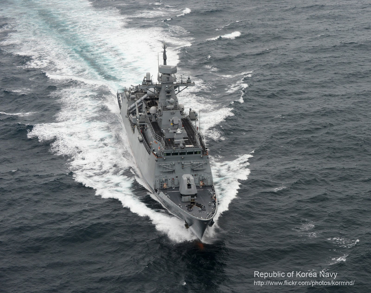 FF-150 được trang bị hệ thống quản lý chiến đấu (CMS) của Hanwha Systems, tích hợp tất cả các cảm biến và vũ khí trên tàu, có khả năng đối phó với bất kỳ mối đe dọa nào. Hệ thống này cũng có thể phát hiện và theo dõi và xử lý khoảng 4.000 mục tiêu, và được sử dụng trong các cấu hình khác nhau của Hải quân Hàn Quốc, Malaysia và Indonesia.